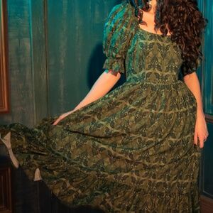 CRIMSON PEAK™ Allerdale Moth Wallpaper Midi Dress in Olive La Femme En Noir